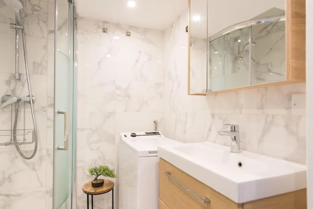- - Superbe Studio Avec Balcon - Nice Centre - - 0*,