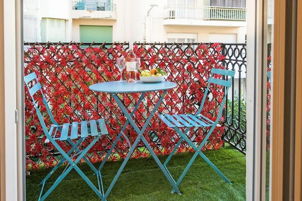 - - Superbe Studio Avec Balcon - Nice Centre - -