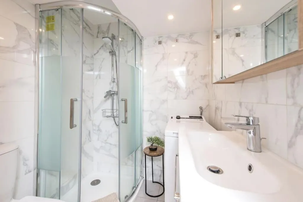 - - Superbe Studio Avec Balcon - Nice Centre - -