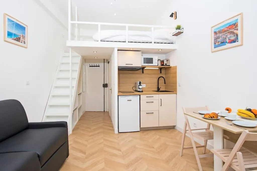 - - Superbe Studio Avec Balcon - Nice Centre - -