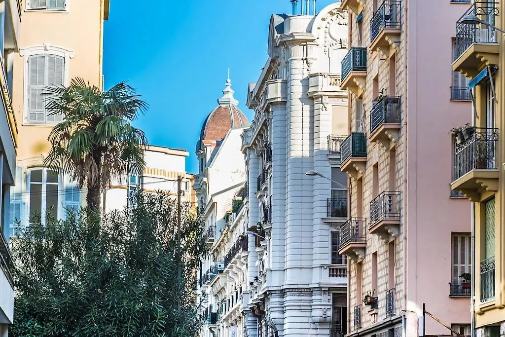 - - Superbe Studio Avec Balcon - Nice Centre - -